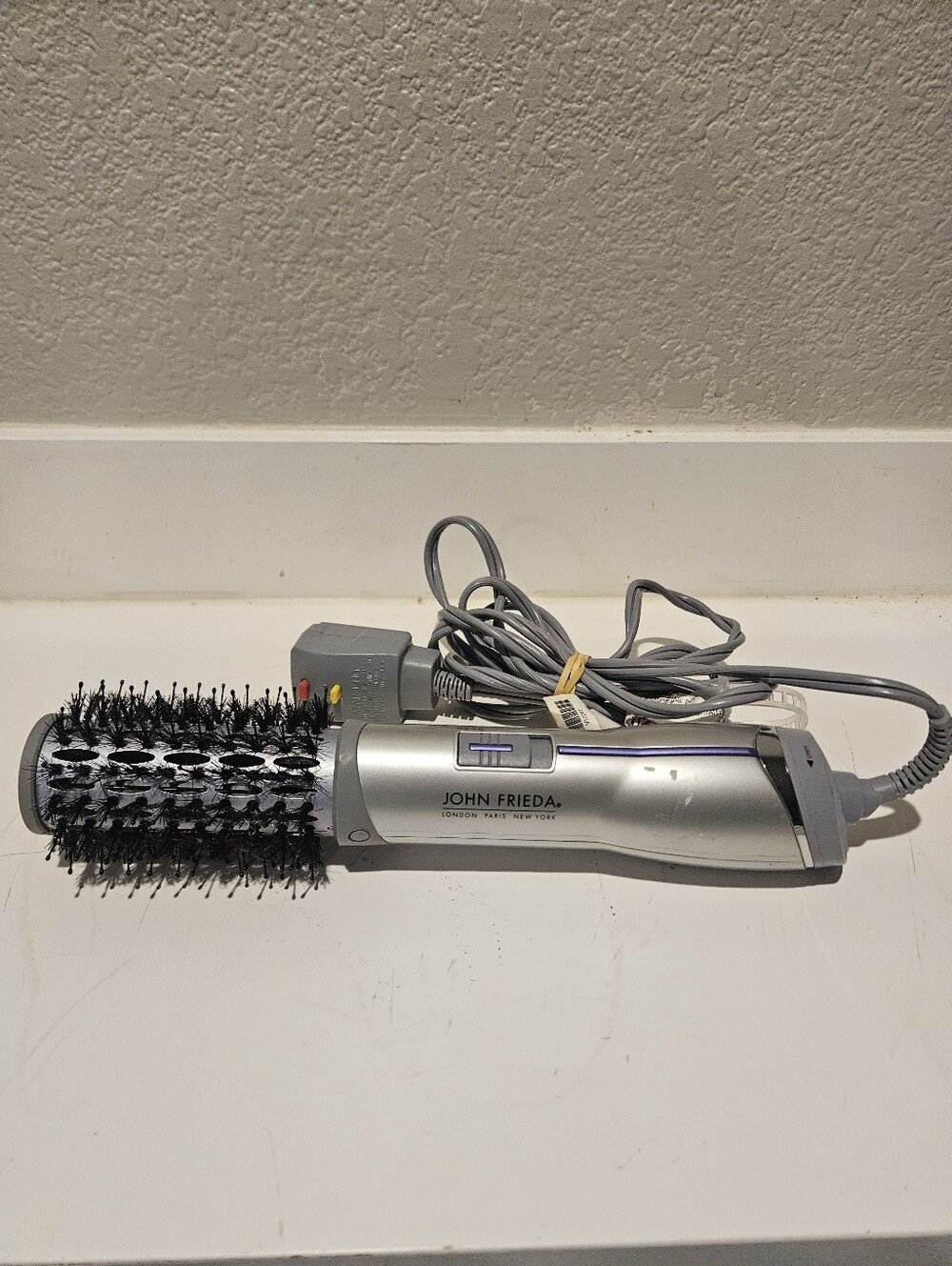 John Frieda Frizz Ease Salon Shape 1.5" Ionic Hot Air Brush JFHA5B Blow Dry